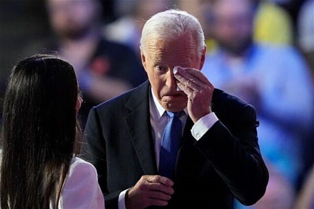 US-Präsident Joe Biden wischt sich die Augen, nachdem er seine Tochter Ashley Biden auf der Bühne der Democratic National Convention in Chicago umarmt hat.