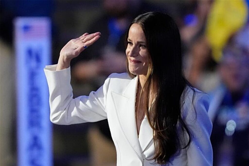Ashley Biden, Tochter von US-Präsident Biden, winkt während der Democratic National Convention in Chicago Ashley Biden, Tochter von US-Präsident Biden, winkt während der Democratic National Convention in Chicago