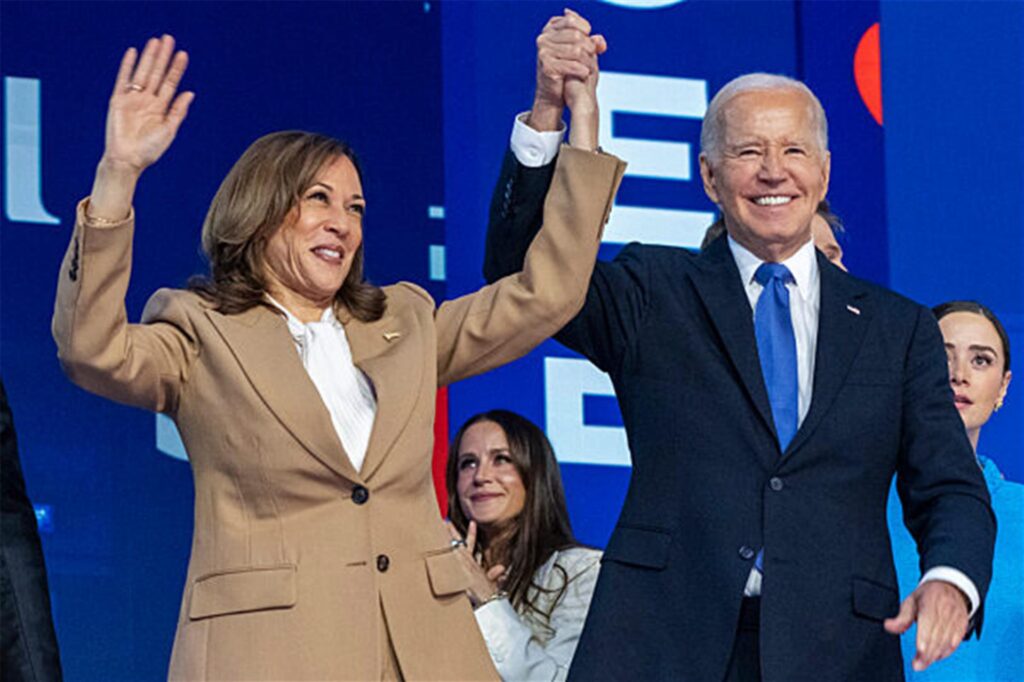 US-Präsident Joe Biden hält einen Arm der demokratischen US-Präsidentschaftskandidatin Kamala Harris hoch. US-Präsident Joe Biden hält einen Arm der demokratischen US-Präsidentschaftskandidatin Kamala Harris hoch.