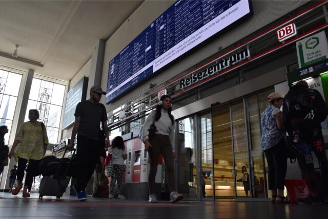 Menschen gehen durch die Halle des Hauptbahnhofs in Dortmund.