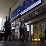 Menschen gehen durch die Halle des Hauptbahnhofs in Dortmund.