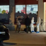 Einsatzkräfte der Polizei stehen vor einem Supermarkt im Münchner Stadtteil Sendling.