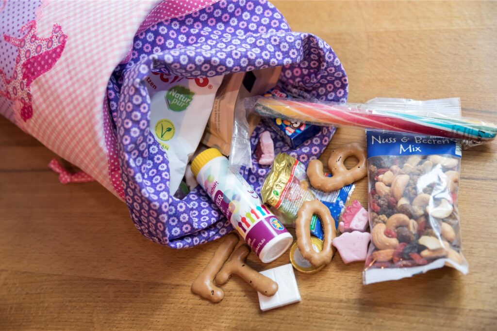 Schultüte mit Zahlen-Keksen, Süßigkeiten und Studentenfutter. Schultüte mit Zahlen-Keksen, Süßigkeiten und Studentenfutter.