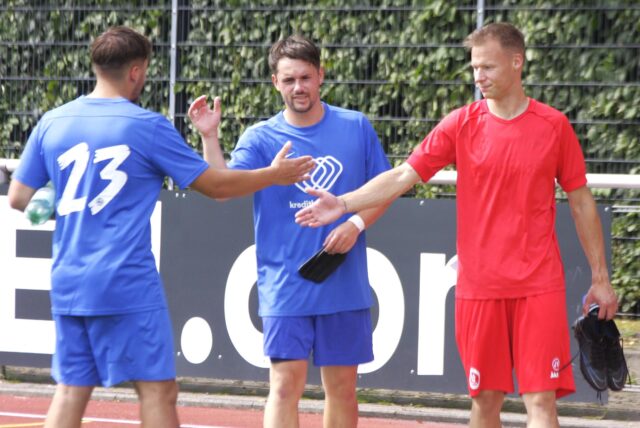 Dennis Korte (M.) bleibt auch über die Saison hinaus Trainer beim VfB Waltrop II.
