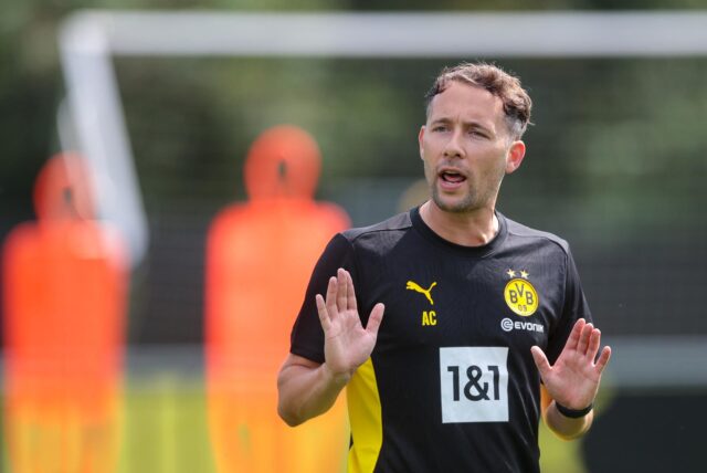 BVB-Trainer Alex Clapham gestikuliert.