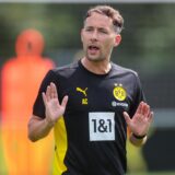 BVB-Trainer Alex Clapham gestikuliert.
