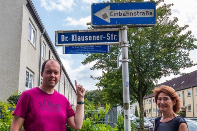 Präsentierten das neue Schild: Uta Heinrich und Matthias Pothmann von der Bürgerstiftung.