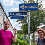 Präsentierten das neue Schild: Uta Heinrich und Matthias Pothmann von der Bürgerstiftung.