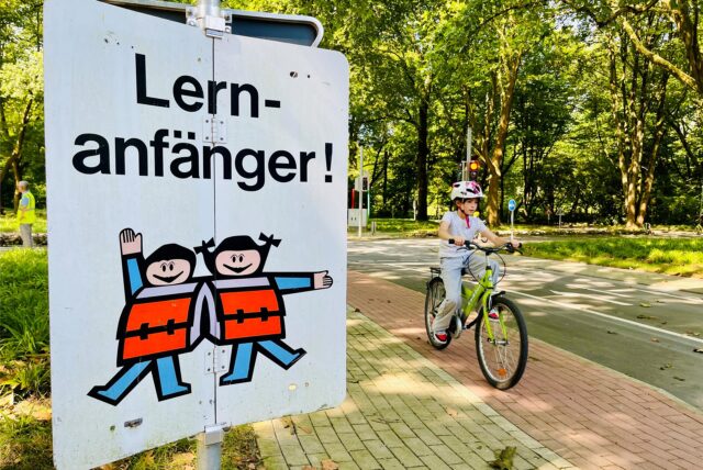 Eine Schülerin fährt auf einem Fahrrad in der Jugendverkehrsschule im Fredenbaumpark in Dortmund. Ein Schild weist auf Lernanfänger hin. Immer wieder kommt es auf Schulwegen zu gefährlichen Situationen mit Autos und Kindern. Dabei werden Schülerinnen und Schüler auch verletzt.