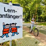 Eine Schülerin fährt auf einem Fahrrad in der Jugendverkehrsschule im Fredenbaumpark in Dortmund. Ein Schild weist auf Lernanfänger hin. Immer wieder kommt es auf Schulwegen zu gefährlichen Situationen mit Autos und Kindern. Dabei werden Schülerinnen und Schüler auch verletzt.