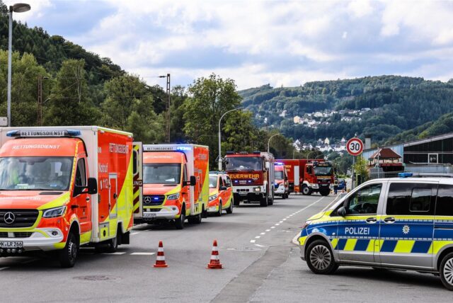 Einsatzkräfte am Unglücksort.