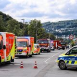 Einsatzkräfte am Unglücksort.