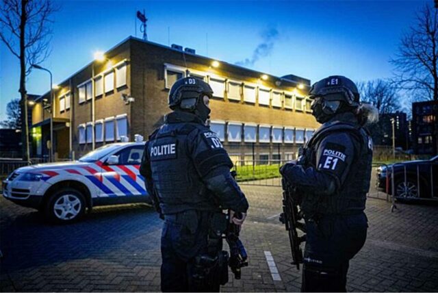 Schwer bewaffnete Polizisten stehen vor dem Hochsicherheitsgericht.