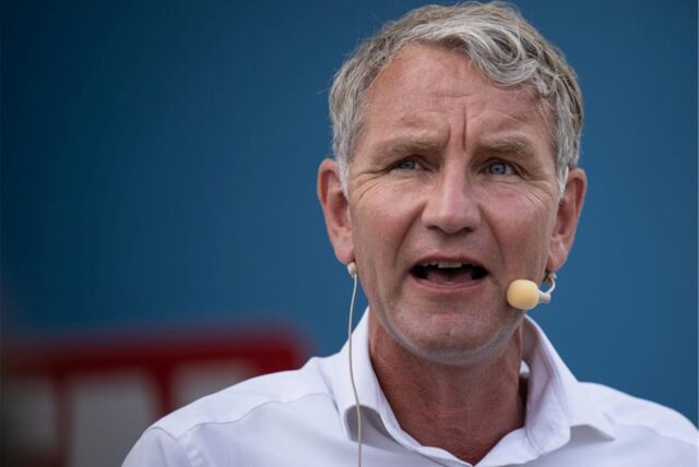 In Jena demonstrieren nach ersten Schätzungen der Polizei rund 2.000 Menschen gegen eine Veranstaltung der AfD mit ihrem Spitzenkandidatin Björn Höcke. (Archivbild)