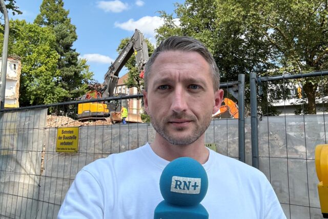 Philipp Pohl steht vor dem Gammelhaus im Dortmunder Klinikviertel.