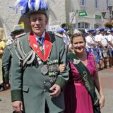 Das Königspaar der Halterner Schützengilde, Klaus Lehmacher und Sarah Balke, marschiert auf den Alten Markt.