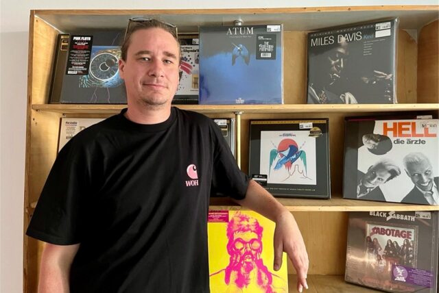 Valentin Gube steht bei „Black Plastic“ in Dortmund vor einem Schallplatten-Regal.