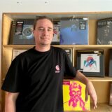 Valentin Gube steht bei „Black Plastic“ in Dortmund vor einem Schallplatten-Regal.