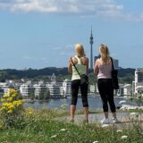Zwei Frauen stehen auf dem Kaiserberg am Phoenix-See in Dortmund und schauen zum Florianturm.
