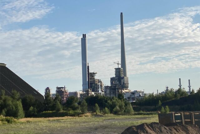 Die mächtigen Aufbauten und Schornsteine des Kohlekraftwerks I im Chemiepark werden den Marlern noch auf Jahre erhalten bleiben.