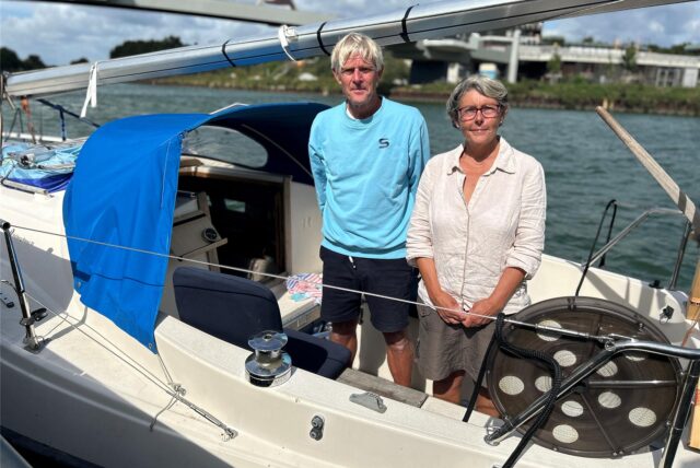 Håkan und Cecilia Wejdrup stehen auf dem Deck ihres kleinen Segelbootes am Ufer des Wesel-Datteln-Kanals in Dorsten.