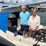 Håkan und Cecilia Wejdrup stehen auf dem Deck ihres kleinen Segelbootes am Ufer des Wesel-Datteln-Kanals in Dorsten.