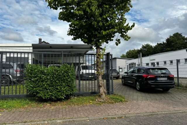 Mehrere Autos stehen vor dem Grundstück von Waschk Fleischhandel am Chattenweg 3 in Dorsten.