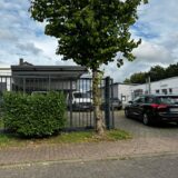Mehrere Autos stehen vor dem Grundstück von Waschk Fleischhandel am Chattenweg 3 in Dorsten.