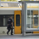 Ein Entschärfer geht zu dem Zug, in dem sich das verdächtige Gepäckstück befindet.