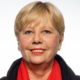 Eine Montage eines Porträtfotos der Dattelner BSW-Fraktionsvorsitzenden Petra Willemsen und dem Foto eines Binnenschiffs auf einem Kanal.