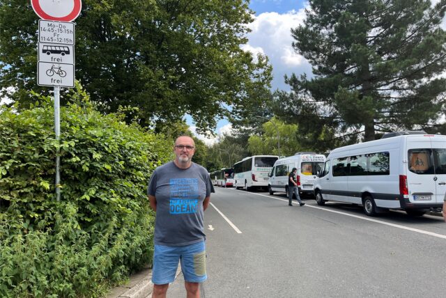 Schulleiter Torsten Sundermann steht vor dem neuen Verbotsschild an der Max-Wittmann-Schule.