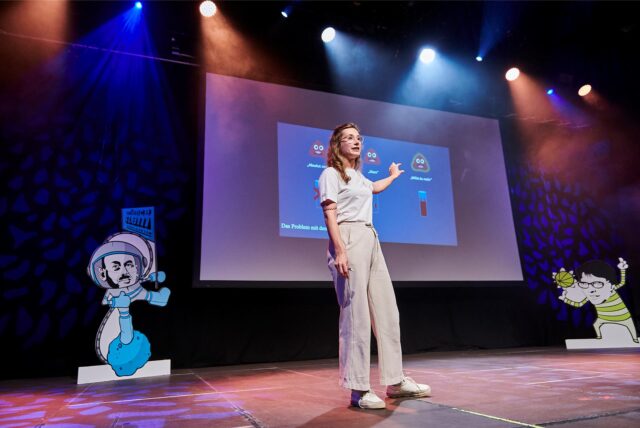 Eine Frau steht beim Science Slam auf der Bühne