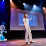 Eine Frau steht beim Science Slam auf der Bühne