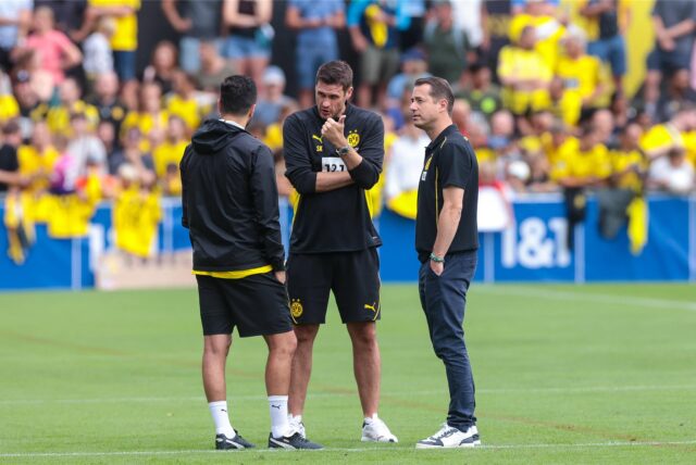 Sebastian Kehl im Gespräch mit Nuri Sahin und Lars Ricken.