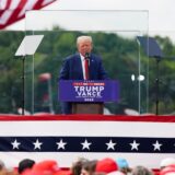 Donald Trump, republikanischer Präsidentschaftskandidat und ehemaliger US-Präsident, spricht während einer Wahlkampfveranstaltung. Trump hält seine erste Kundgebung im Freien ab, seit er im vergangenen Monat in Pennsylvania nur knapp ein Attentat überlebte.