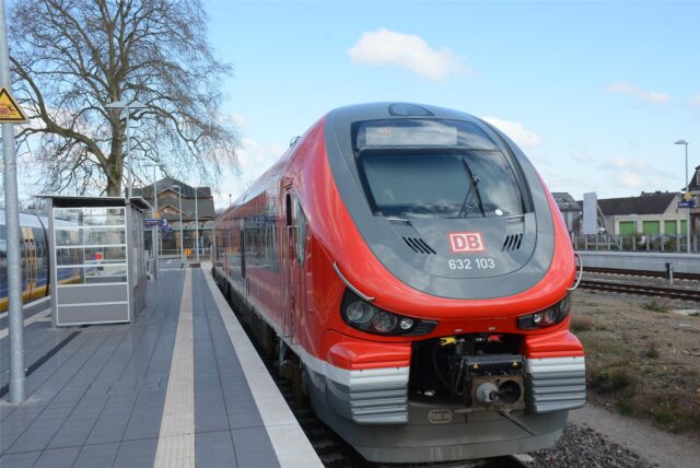 Ein Zug steht am Dorstener Bahnhof.