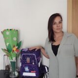 Kim-Jennifer Schröder steht neben Tornister und Schultüte ihrer Tochter