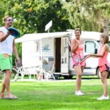 Eine Familie spielt auf einem Campingplatz.