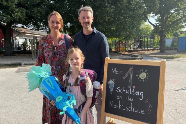 Die sechsjährige Clea war nervös vor ihrem ersten Schultag an der Marktschule in Ickern. Ihre Eltern Hendrik und Nadine Preu kennen das Ganze schon und können genießen.
