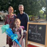 Die sechsjährige Clea war nervös vor ihrem ersten Schultag an der Marktschule in Ickern. Ihre Eltern Hendrik und Nadine Preu kennen das Ganze schon und können genießen.