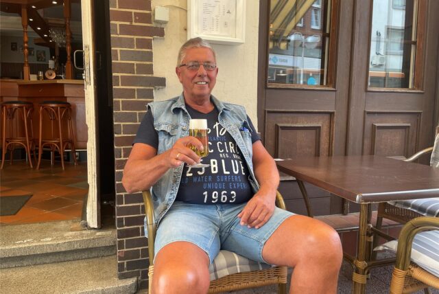 Michael Riemekasten sitzt mit einem Bier in der Hand von der Kneipe „Zur Krone“.