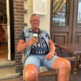 Michael Riemekasten sitzt mit einem Bier in der Hand von der Kneipe „Zur Krone“.