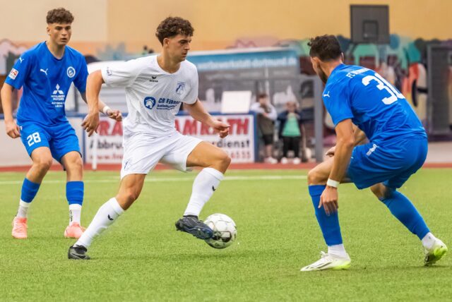Leonard Onofaro (am Ball) machte für den SV Wacker Obercastrop ein starkes Spiel und bereitete den Siegtreffer gegen seinen Ex-Klub FC Brünninghausen vor.