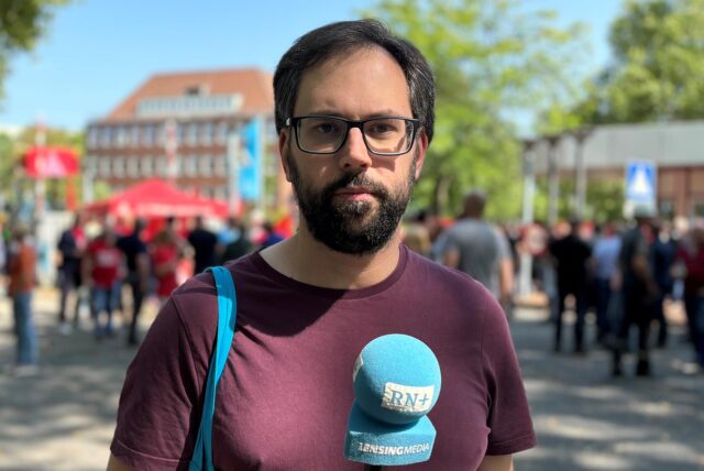 Dennis Pesch steht auf der Demo von Thyssen in Dortmund.
