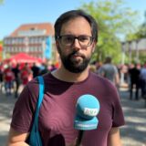 Dennis Pesch steht auf der Demo von Thyssen in Dortmund.