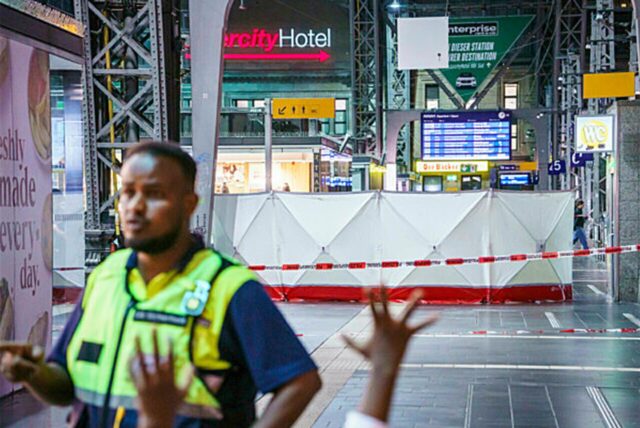 Ein Sichtschutz ist um einen Tatort im Frankfurter Hauptbahnhof aufgebaut.