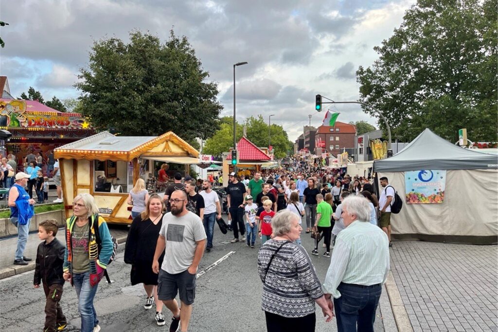 Diverse Fahrgeschäfte, Imbiss-, Getränk und Verkaufsstände sowie Spiel- und Losbuden schmücken ab Freitag das Stadtteil-Zentrum. Diverse Fahrgeschäfte, Imbiss-, Getränk und Verkaufsstände sowie Spiel- und Losbuden schmücken ab Freitag das Stadtteil-Zentrum.