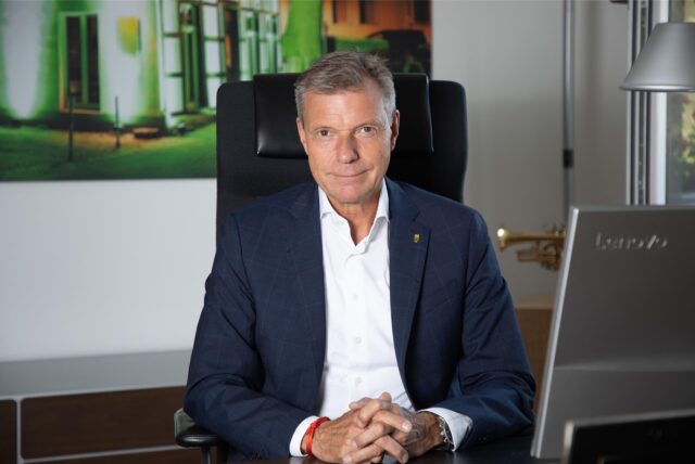 Bürgermeister Christoph Tesche sitzt in seinem Büro im Rathaus in Recklinghausen