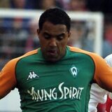 Ailton im Bundesliga-Spiel gegen Phillipp Lahm.