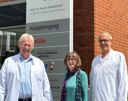Gemeinsam mit den begleitenden Chefärzten Dr. Hinrich Böhner (l.) und Dr. Christian Szymanski (r.) unterstützt Ulrike Witte Stoma-Patienten im Rahmen des Selbsthilfeverbandes ILCO.